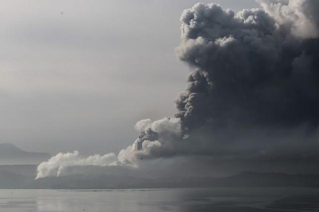 菲律宾火山喷发后续：游客买回国经济舱机票，疯涨到4000元-精研拍拍网