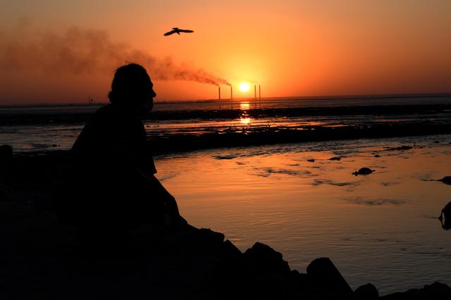 唯美落日照：科威特城海边日落-精研拍拍网