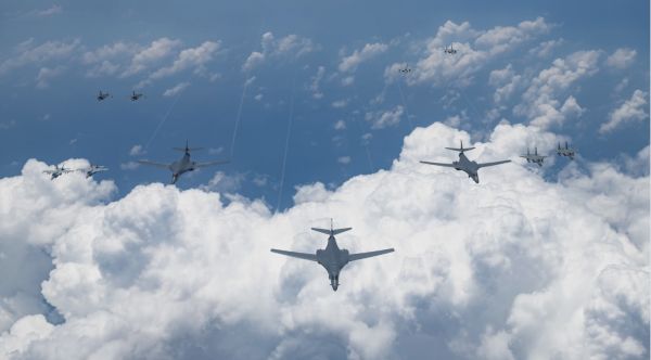 美军六架轰炸机印太秀肌肉-精研拍拍网