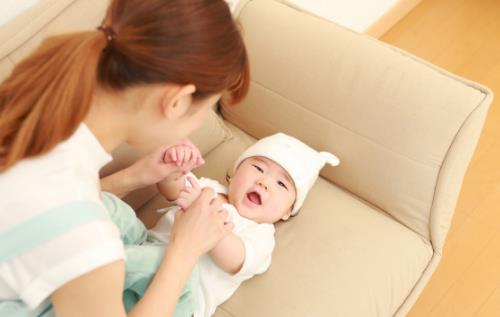 宝宝打嗝后吐奶吓坏宝妈 帮新生儿拍嗝的正确姿势-精研拍拍网