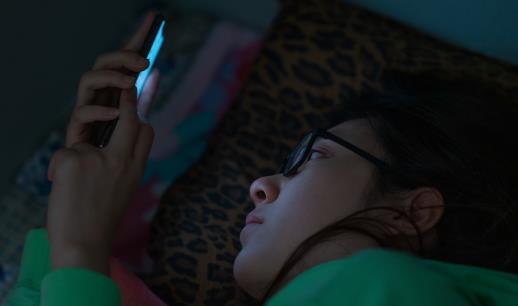关灯玩手机的危害 出现3种症状要马上放下手机-精研拍拍网