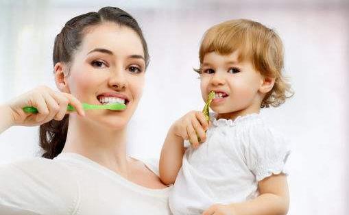 刷牙前用牙刷沾水？教你正确刷牙方法-精研拍拍网