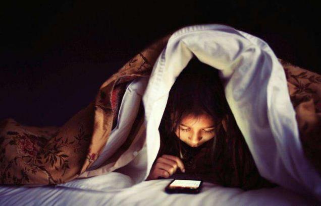 为什么手机是睡眠杀手？习惯性睡前玩手机、长期熬夜玩手机的危害-精研拍拍网