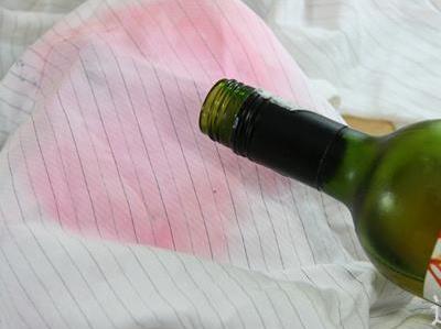 如何去除葡萄酒渍？衣服上的红葡萄酒渍怎么洗-精研拍拍网