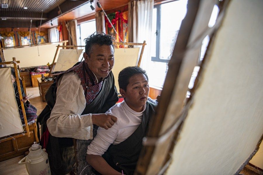 西藏日喀则：唐卡绘就五彩前程-精研拍拍网